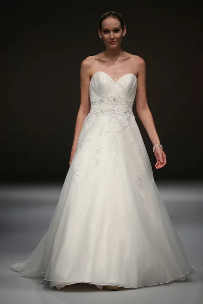 Mon Cheri Bridal Runway Show — Stock Photo, Image