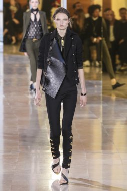 Anthony Vaccarello gösterisi 