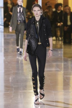 Anthony Vaccarello gösterisi 