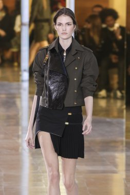 Anthony Vaccarello gösterisi 