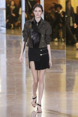 Anthony Vaccarello gösterisi 