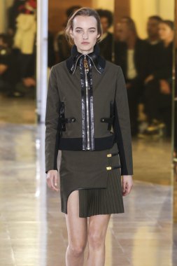 Anthony Vaccarello gösterisi 