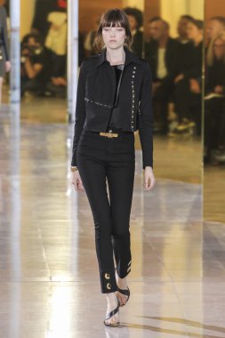 Anthony Vaccarello gösterisi 