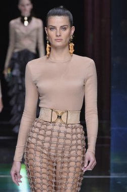 Balmain gösterisi olarak Paris moda haftası