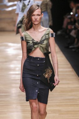 Guy Laroche gösterisi 