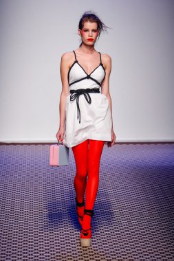 Olympia Le -Tan gösterisi