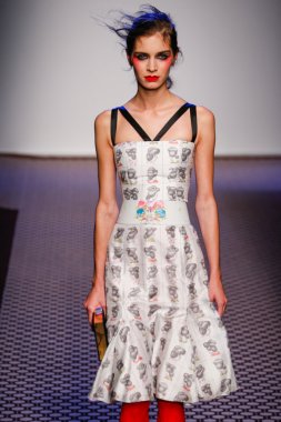 Olympia Le -Tan gösterisi