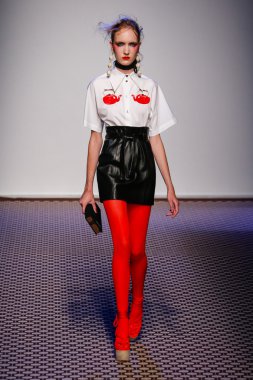 Olympia Le -Tan gösterisi