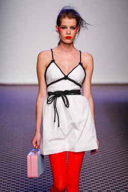 Olympia Le -Tan gösterisi