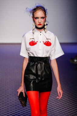 Olympia Le -Tan gösterisi