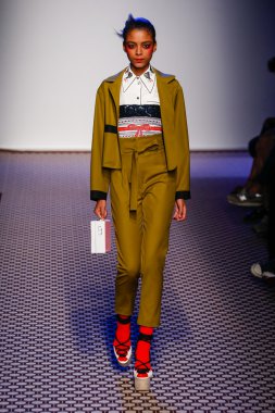 Olympia Le -Tan gösterisi