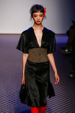 Olympia Le -Tan gösterisi