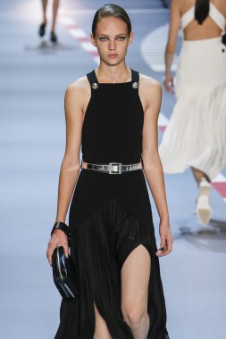 Paris Moda Haftası kapsamında Mugler gösterisi