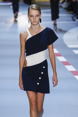 Paris Moda Haftası kapsamında Mugler gösterisi