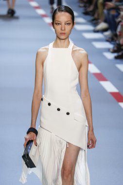 Paris Moda Haftası kapsamında Mugler gösterisi