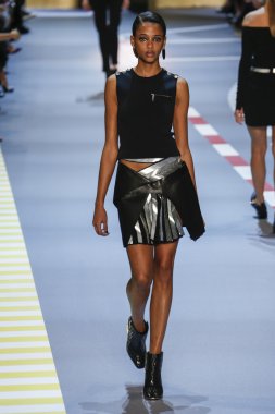 Paris Moda Haftası kapsamında Mugler gösterisi