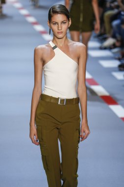 Paris Moda Haftası kapsamında Mugler gösterisi