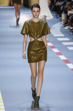 Paris Moda Haftası kapsamında Mugler gösterisi