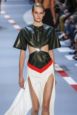 Paris Moda Haftası kapsamında Mugler gösterisi