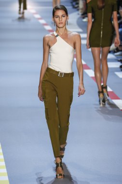 Paris Moda Haftası kapsamında Mugler gösterisi