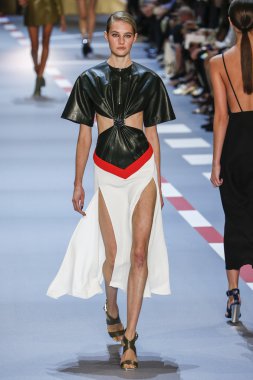 Paris Moda Haftası kapsamında Mugler gösterisi