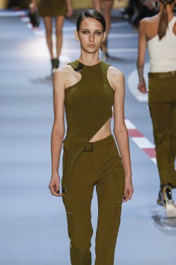 Paris Moda Haftası kapsamında Mugler gösterisi