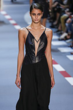 Paris Moda Haftası kapsamında Mugler gösterisi