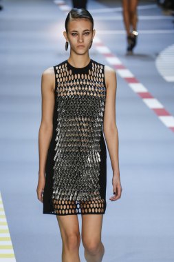 Paris Moda Haftası kapsamında Mugler gösterisi