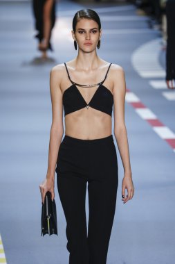 Paris Moda Haftası kapsamında Mugler gösterisi