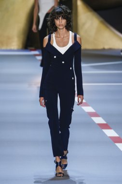 Paris Moda Haftası kapsamında Mugler gösterisi