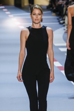 Mugler gösterisi sırasında Doutzen Kroes 