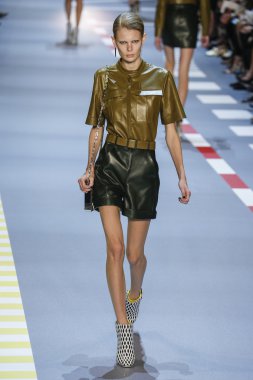 Paris Moda Haftası kapsamında Mugler gösterisi