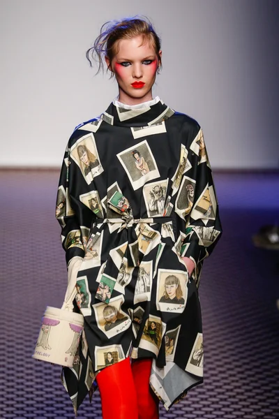 Olympia Le -Tan gösterisi