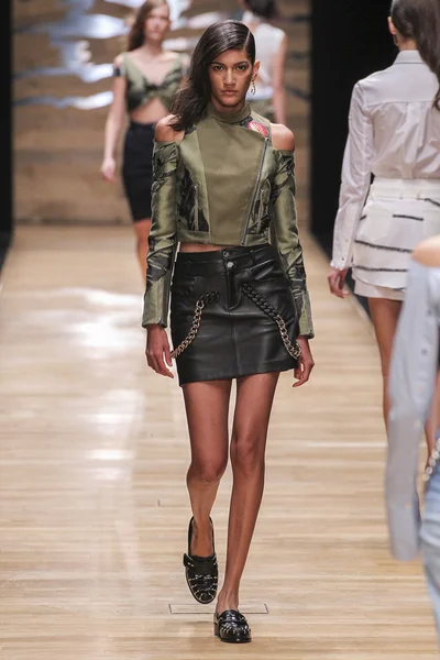 Guy Laroche gösterisi 