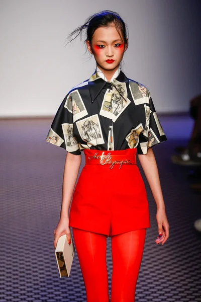 Olympia Le -Tan gösterisi