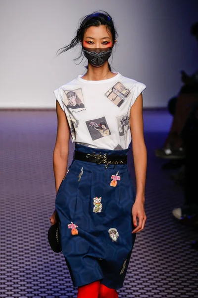 Olympia Le -Tan gösterisi