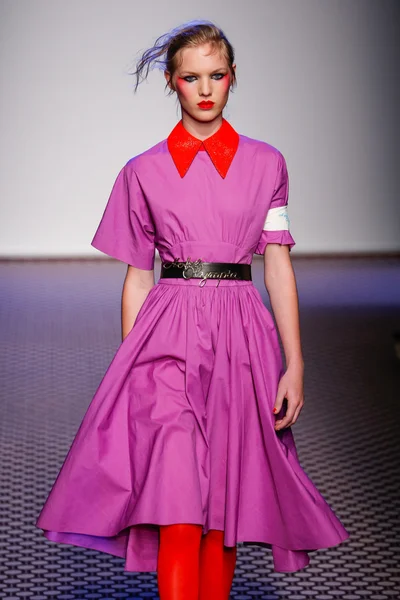 Olympia Le -Tan gösterisi