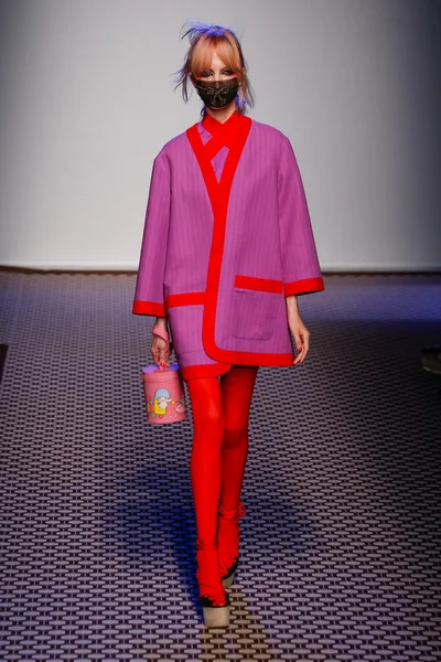 Olympia Le -Tan gösterisi