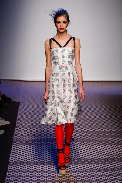 Olympia Le -Tan gösterisi