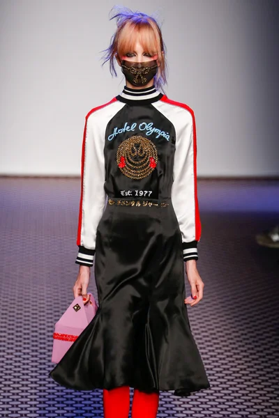 Olympia Le -Tan gösterisi