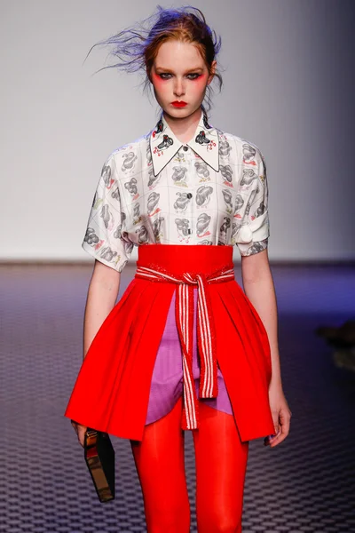 Olympia Le -Tan gösterisi