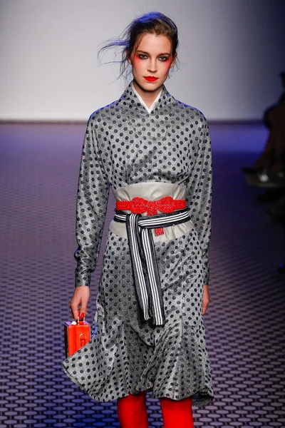 Olympia Le -Tan gösterisi