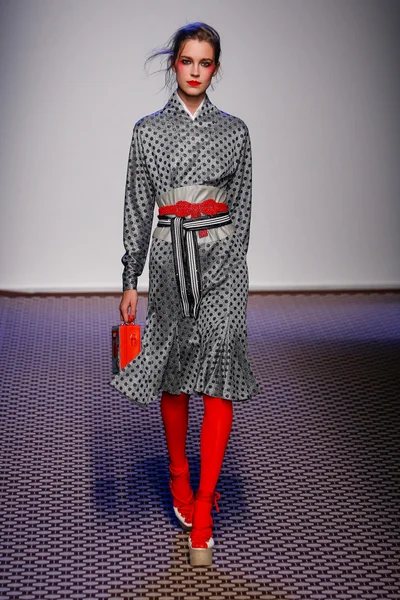 Olympia Le -Tan gösterisi