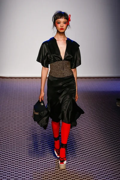 Olympia Le -Tan gösterisi