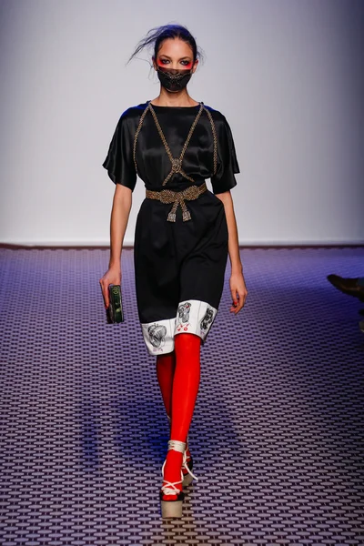 Olympia Le -Tan gösterisi