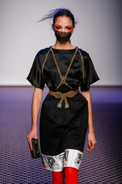 Olympia Le -Tan gösterisi