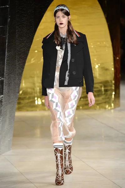 Paris Moda Haftası kapsamında Miu Miu gösterisi