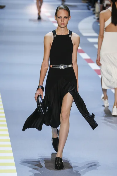 Mugler show som en del av Paris Fashion Week — Stockfoto