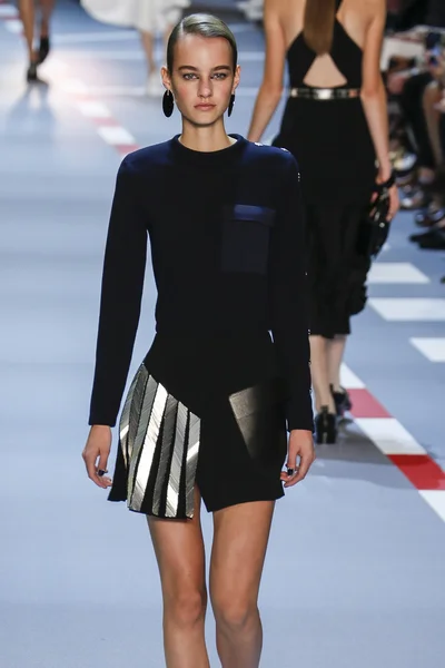 Mugler show sebagai bagian dari Paris Fashion Week — Stok Foto