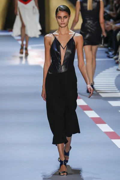 Mugler show nell'ambito della Settimana della Moda di Parigi — Foto Stock